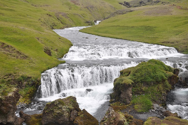 Woeste rivier bij waterval Skogafoss tijdens wandeling in het zuiden van IJsland op wandelreis in IJsland