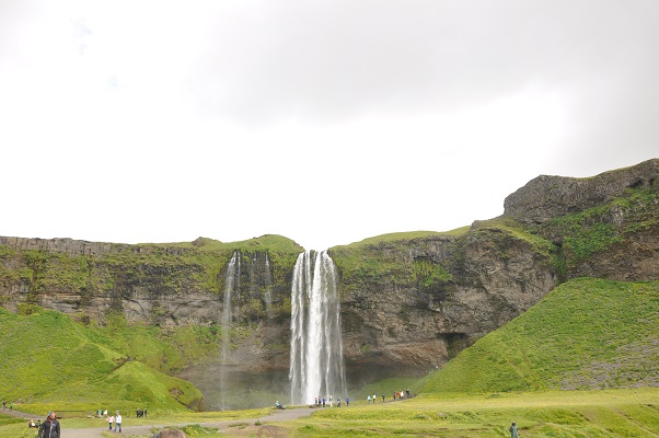 Waterval Seljalandfoss tijdens wandeling in het zuiden van IJsland op wandelreis in IJsland