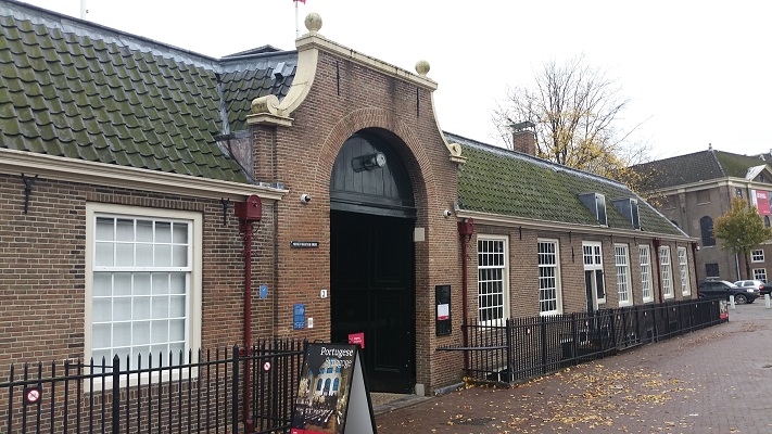 Wandelen over het Westerborkpad bij de Portugese synagoge in Amsterdam