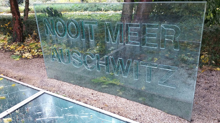 Wandelen over het Westerborkpad bij het Spiegelmonument van Jan Wolkers in Amsterdam