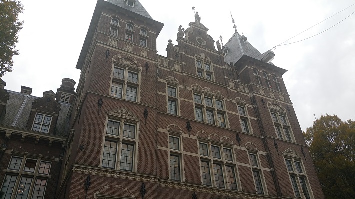 Wandelen over het Westerborkpad bij het gebouw van de Arbeidersbeweging in Amsterdam