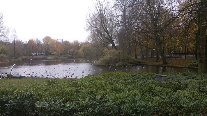 Wandelen over het Westerborkpad in het Oosterpark in Amsterdam