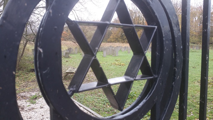 Wandelen over het Westerborkpad bij Joodse begraafplaats in Amsterdam