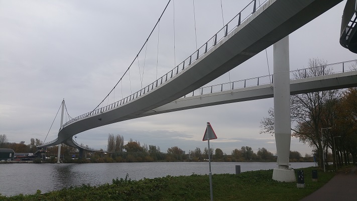Wandelen over het Westerborkpad bij de fietsbrug IJbrug in Amsterdam