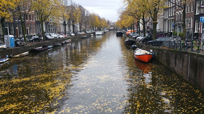 Wandelen over het Westerborkpad bij de grachten in Amsterdam