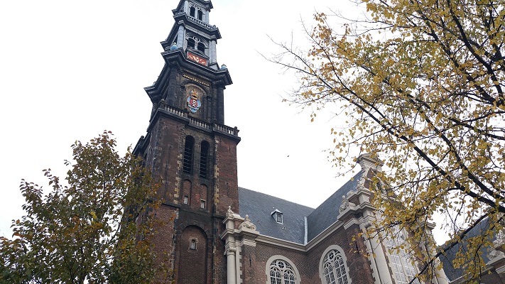 Wandelen over het Westerborkpad bij de Westerkerk in Amsterdam