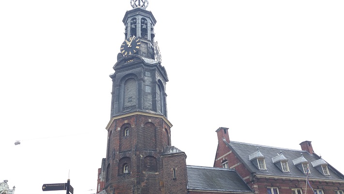 Wandelen over het Westerborkpad bij Westerkerk in Amsterdam