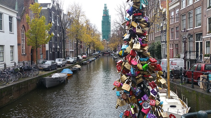 Wandelen over het Westerborkpad bij de slotjesbrug in Amsterdam