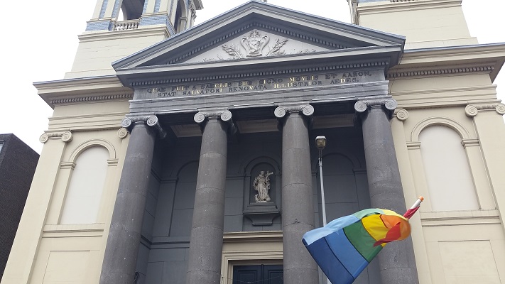 Wandelen over het Westerborkpad bij synagoge in Amsterdam