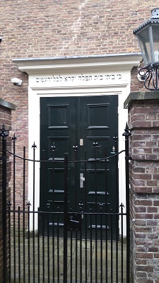 Wandelen over het Westerborkpad bij synagoge in Amersfoort