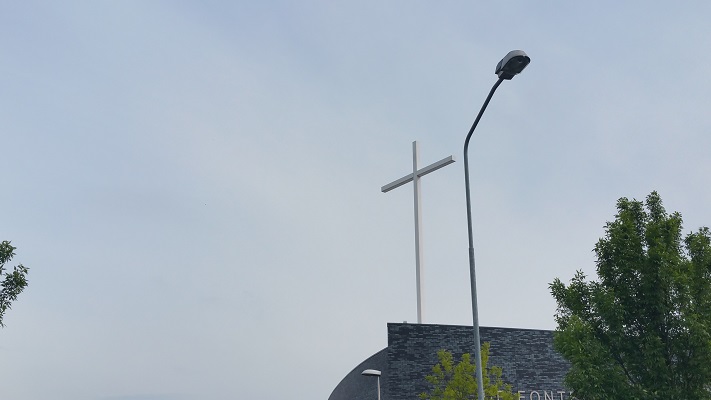 Wandelen over het Westerborkpad bij de kerk in Nijkerk