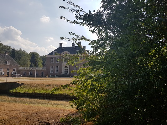 Wandelen over het Westerborkpad van 't Harde naar Elburg bij Kasteel De Rozenburg