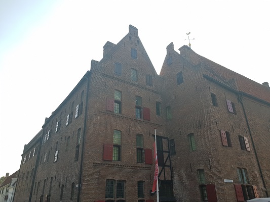 Wandelen over het Westerborkpad van 't Harde naar Elburg bij oude pakhuizen