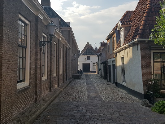 Wandelen over het Westerborkpad van 't Harde naar Elburg in straten van Elburg