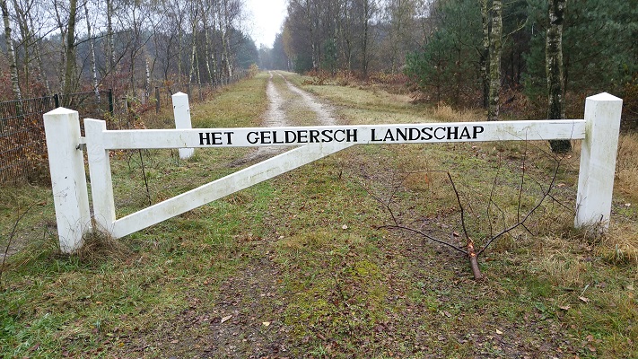 Wandelen over het Westerborkpad slagboom van het Geldersch Landschap in natuurgebied de Zoom