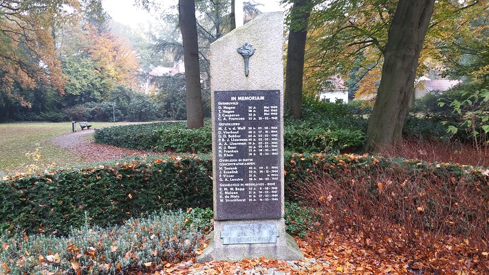 Wandelen over het Westerborkpad bij oorlogsmonument in Nunspeet