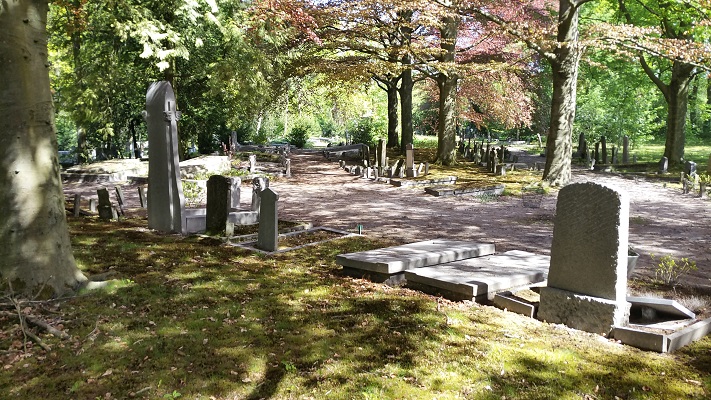 Wandelen over het Westerborkpad bij een begraafplaats in Amersfoort