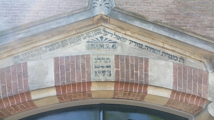 Wandelen over het Westerborkpad bij een opschrift boven de synagoge in Amersfoort