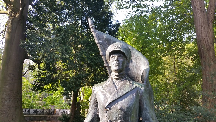 Wandelen over het Westerborkpad bij beeld van De Marinier in Baarn