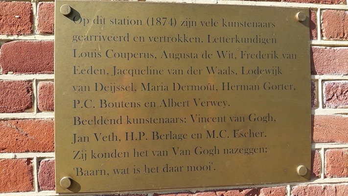 Wandelen over het Westerborkpad bij plaquette bij station in Baarn