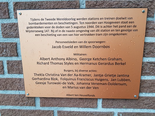 Plaquette herinnering Joden station Hoogeveen tijdens wandeling over het Westerborkpad van Hoogeveen naar Meppel