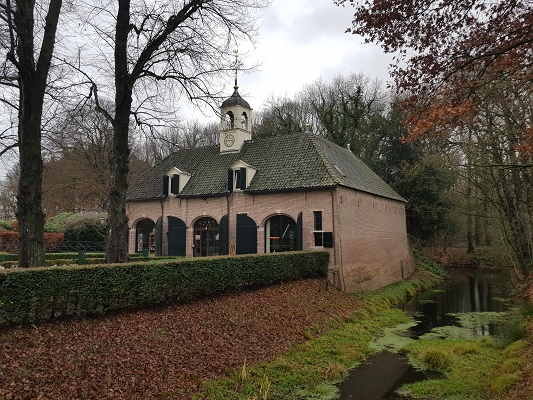 Huize Echten tijdens wandeling over het Westerborkpad van Hoogeveen naar Meppel