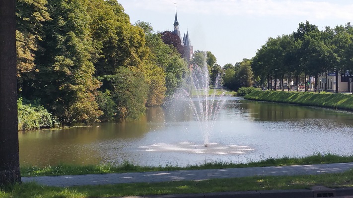 Wandelen over het Westerborkpad bij stadsgracht en fontein in Zwolle