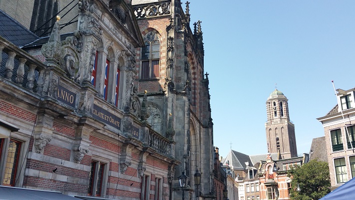 Wandelen over het Westerborkpad bij de kerken in Zwolle