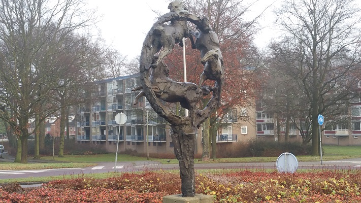 Wandelen over het Westerborkpad bij kunstwerk Paardenkracht in Hilversum