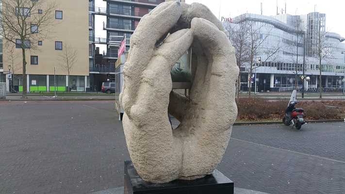 Wandelen over het Westerborkpad bij kunstwerk Tolerantie bij station Hilversum