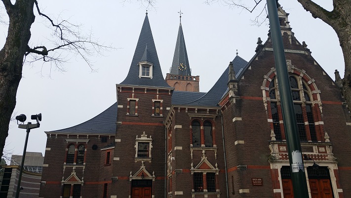 Wandelen over het Westerborkpad bij kerk in Hilversum