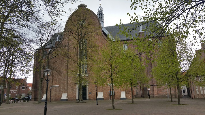 Wandelen over het Westerborkpad bij de Grote Kerk in Harderwijk