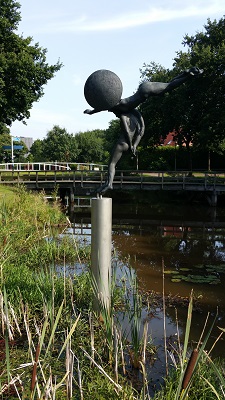 Monument ter herinnering aan de werkverschaffing in Ruiten Aa bij Jipsinghuizen op wandeling over Westerwoldepad van Sellingen naar Vlagtwedde