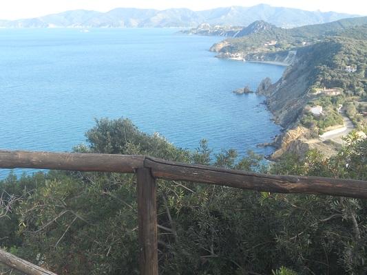 Noordkust tijdens wandeling naar Capo D'Enfalo op wandelreis naar Italiaans eiland Elba