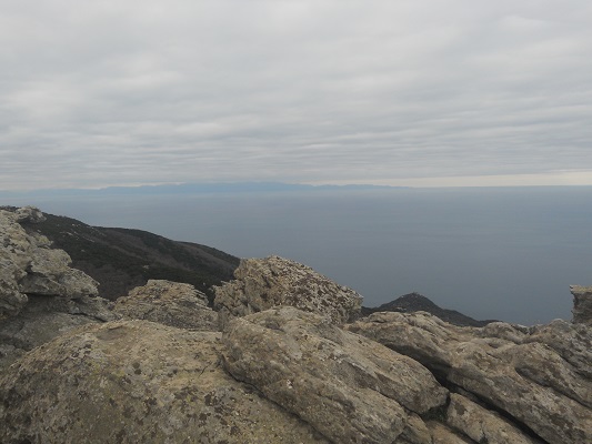 Wandeling naar Madonna del Monte langs rotspartijen op wandelreis naar Italiaans eiland Elba