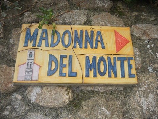Madonna del Monte Kruisweg naar Madonna del Monte op wandelreis naar Italiaans eiland Elba