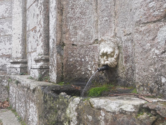 Waterbron bij kerk Madonna del Monte op wandelreis naar Italiaans eiland Elba