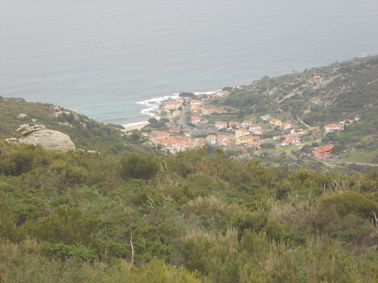 Zicht op kust op wandeling bij Pietra Murata op wandelreis naar Italiaans eiland Elba