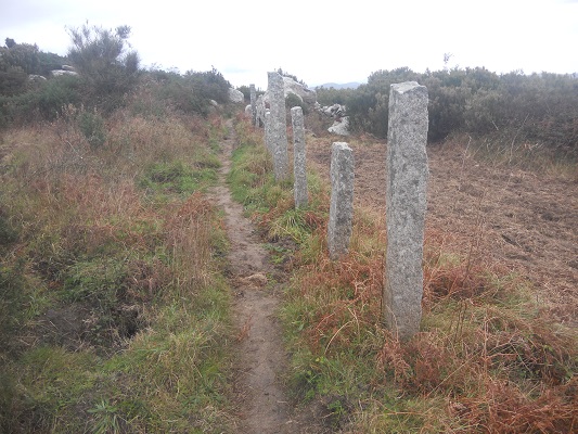Granieten zuilen op wandeling bij Pietra Murata op wandelreis naar Italiaans eiland Elba