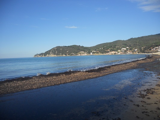 Op Sentiera della Salute aan kust op wandelreis naar Italiaans eiland Elba