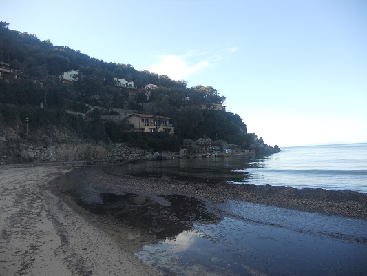 Op Sentiera della Salute aan kust op wandelreis naar Italiaans eiland Elba