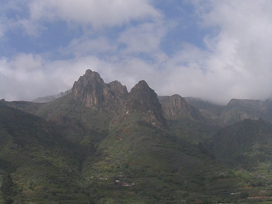 Machtig bergmassief Cruz la Goleta tijdens een wandelvakantie op Canarisch Eiland Gran Canaria