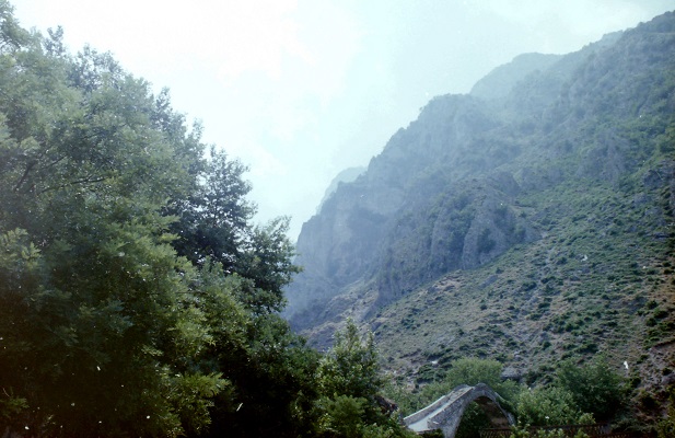 Zicht op bergen tijdens een wandeling in Pelion op wandelreis door Griekenland