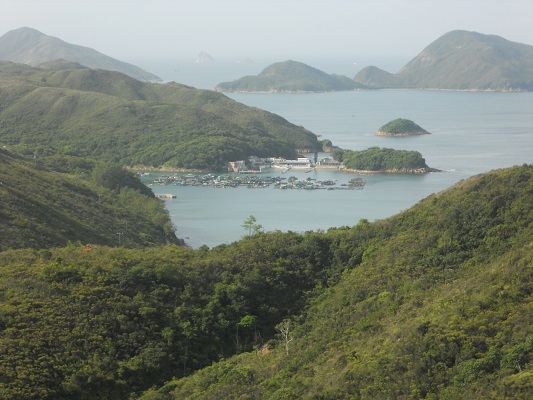 Zicht op baai en haven op een wandeling van Pak Tam Chung naar Lange Ke over de Maclehose Trial in Hong Kong
