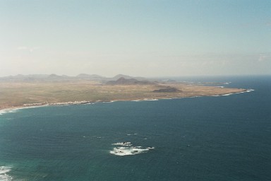 Zicht op Isla Graciosa tijdens een wandelvakantie op Canarisch Eiland Lanzarote