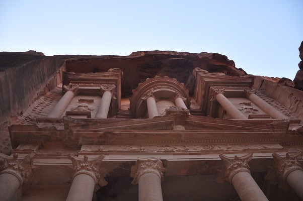 Uitgehouwen rotsen in Petra tijdens een wandelreis van SNP door Jordanië