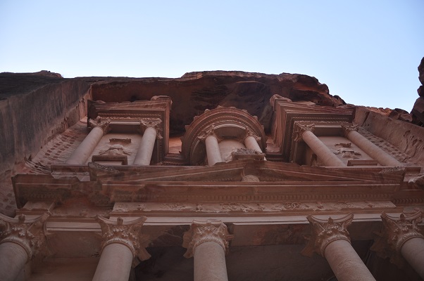 Jordanië-Avondwandeling-Petra-1 Uitgehouwen rotsen in Petra tijdens een wandelreis van SNP door Jordanië
