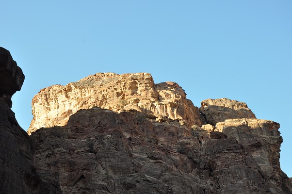 Rotsen bij Petra tijdens een wandelreis van SNP door Jordanië