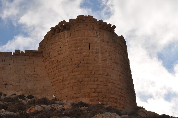 Ronde toren bij Little Petra tijdens een wandelreis van SNP door Jordanië