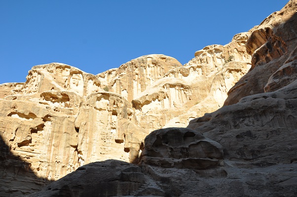 Rotsen in de zon bij Little Petra tijdens een wandelreis van SNP door Jordanië